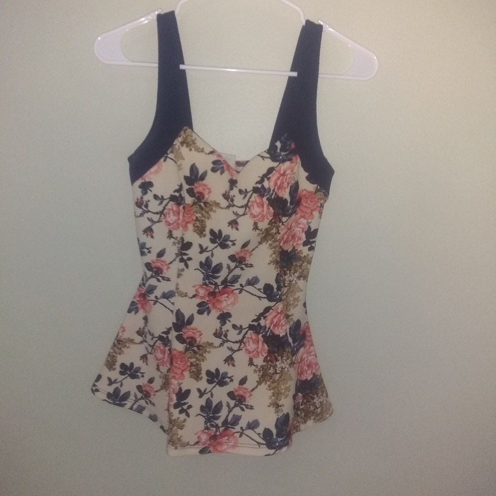 ✨Gently used Floral peplum top
